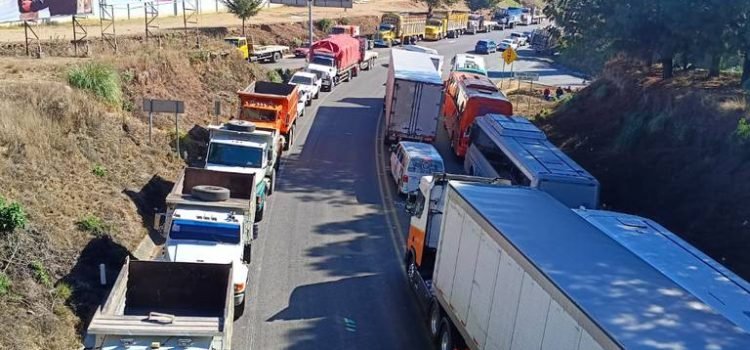 Más de 200 transportistas protestan por inseguridad en carreteras chiapanecas