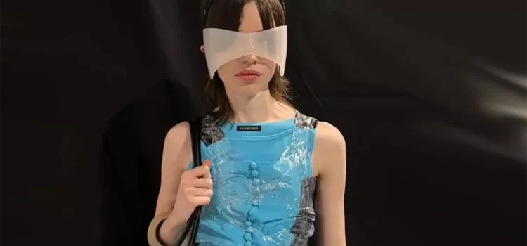 El último grito de la moda: lanza Balenciaga pulsera de cinta adhesiva El último grito de la moda: lanza Balenciaga pulsera de cinta adhesiva