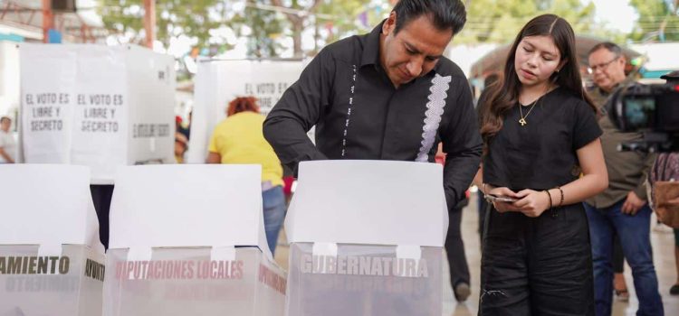 Eduardo Ramírez emite su voto en Comitán de Domínguez