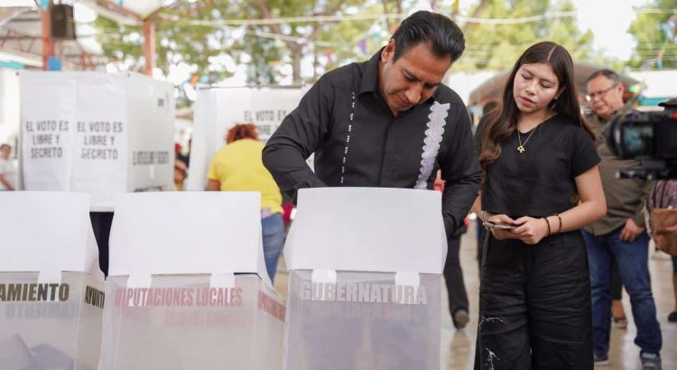 Eduardo Ramírez emite su voto en Comitán de Domínguez