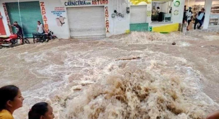 Fuertes lluvias afectan viviendas y comercios en Chiapas