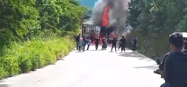 Frente Nacional bloquea tramo carretero en Chiapas; demandan la liberación de un compañero