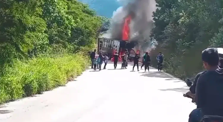 Frente Nacional bloquea tramo carretero en Chiapas; demandan la liberación de un compañero
