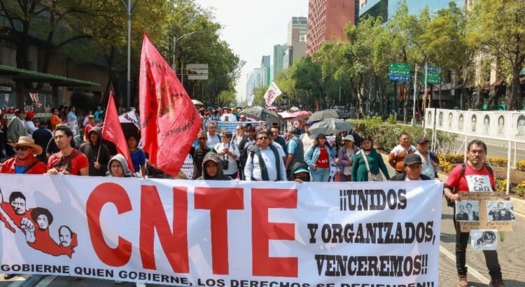 Maestros del SNTE marchan en Chiapas