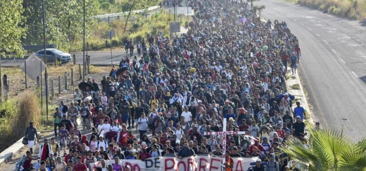 México facilita la salida de caravanas migrantes desde Tapachula