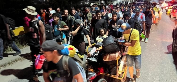 Caravana migrante avanza por la costa de Chiapas