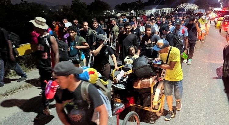 Caravana migrante avanza por la costa de Chiapas