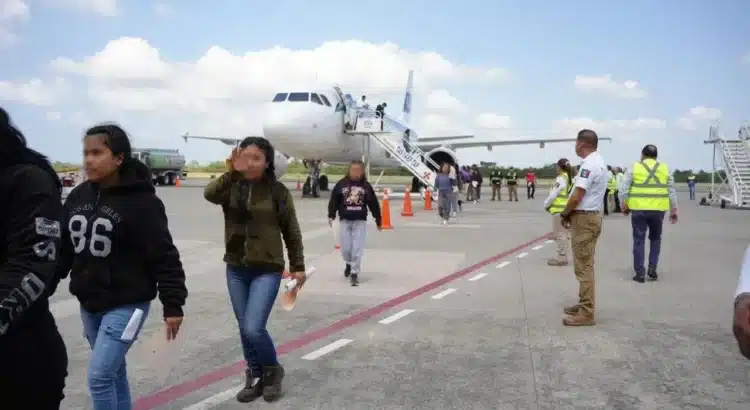 Aterriza avión en Chiapas con 157 mexicanos deportados