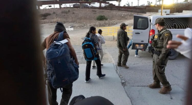 EE.UU. endurece deportaciones y México intensifica controles en la frontera de Chiapas con Guatemala