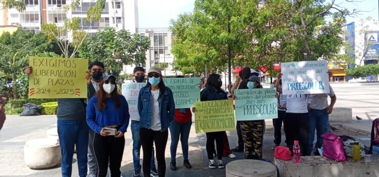 Normalistas de Chiapas se manifiestan por la falta de plazas docentes