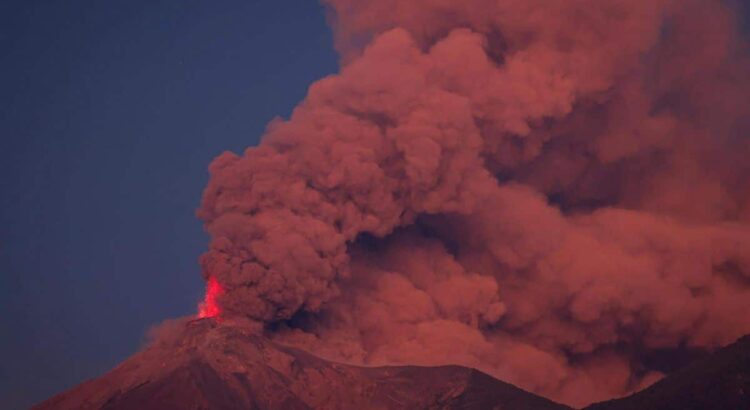 Ceniza del Volcán de Fuego en Guatemala no representa riesgo para Chiapas