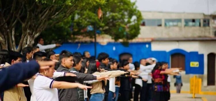 Estudiantes de Chiapas regresan a sus aulas pese a la violencia