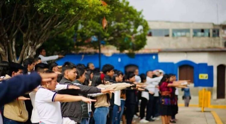 Estudiantes de Chiapas regresan a sus aulas pese a la violencia