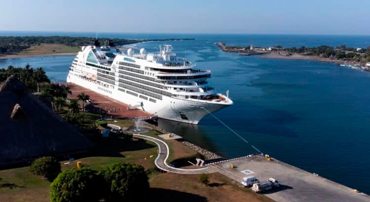 Arriban dos cruceros al Puerto Chiapas