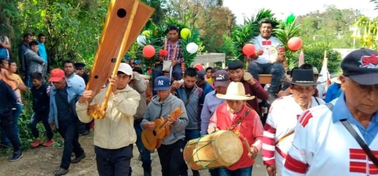 Presidente de una comunidad chiapaneca exige que lo carguen en hombros