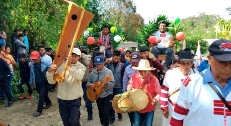Presidente de una comunidad chiapaneca exige que lo carguen en hombros