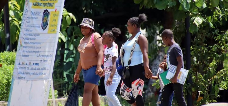 Mediante programa, maestros de Chiapas dan clases a migrantes varados en el sur de México