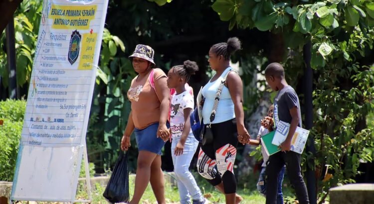 Mediante programa, maestros de Chiapas dan clases a migrantes varados en el sur de México
