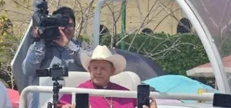 Arzobispo de Chiapas se pasea en el papamóvil