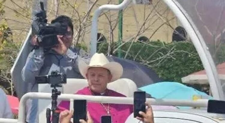 Arzobispo de Chiapas se pasea en el papamóvil