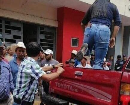 Retienen a dos funcionarios en Chilón por incumplimiento de obras