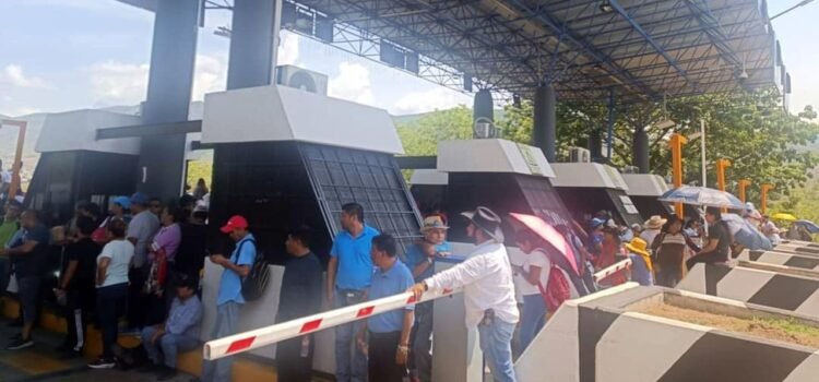 CNTE toma caseta de cobro en Chiapas CNTE toma caseta de cobro en Chiapas