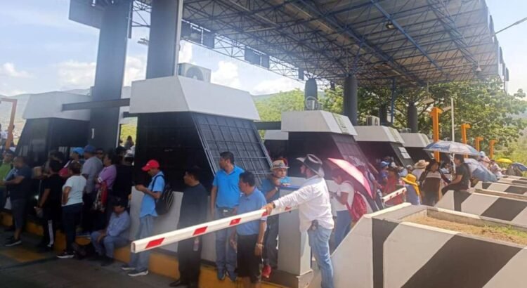 CNTE toma caseta de cobro en Chiapas