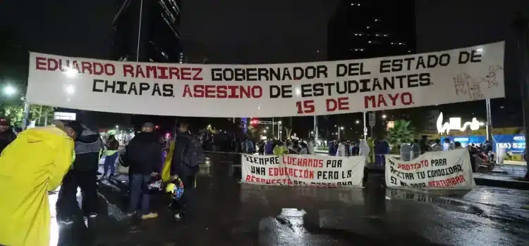 Normalistas de Chiapas bloquean Reforma e Insurgentes Normalistas de Chiapas bloquean Reforma e Insurgentes