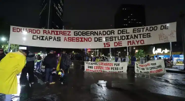 Normalistas de Chiapas bloquean Reforma e Insurgentes