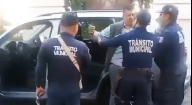 Destituyen a director del Icatech de San Cristóbal de Las Casas por orinar en la calle