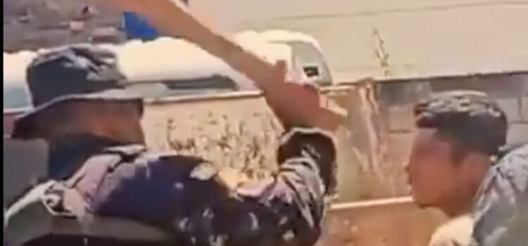 Captan a policías de élite de Chiapas golpeando con una tabla a un joven detenido