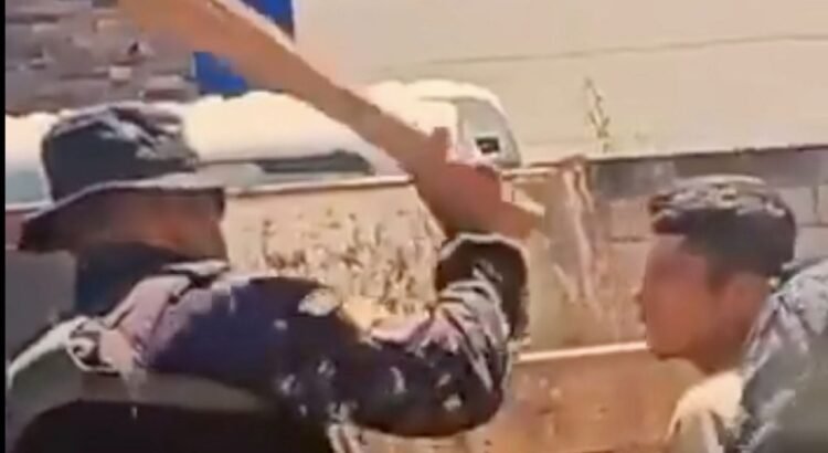 Captan a policías de élite de Chiapas golpeando con una tabla a un joven detenido