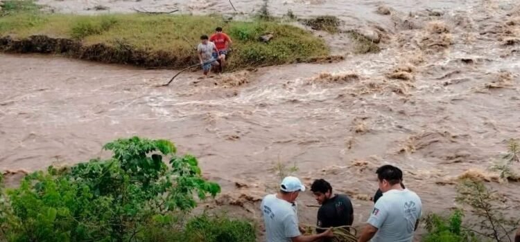 Intensa lluvia provocó que dos jóvenes fueran casi arrastrados por río de Jalisco Intensa lluvia provocó que dos jóvenes fueran casi arrastrados por río de Jalisco