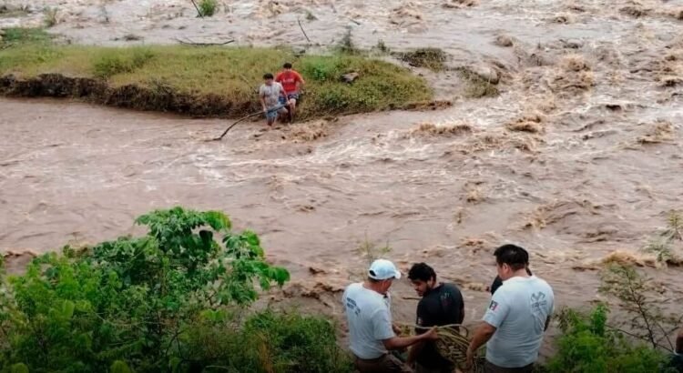Intensa lluvia provocó que dos jóvenes fueran casi arrastrados por río de Jalisco