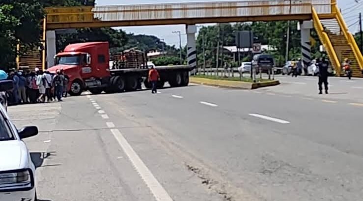 SNTE bloquea autopista en Chiapas