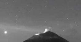 Captan decenas de objetos luminosos sobre el Popocatépetl
