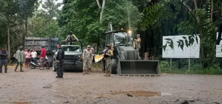 Derrumbe sepulta una telesecundaria en Chiapas