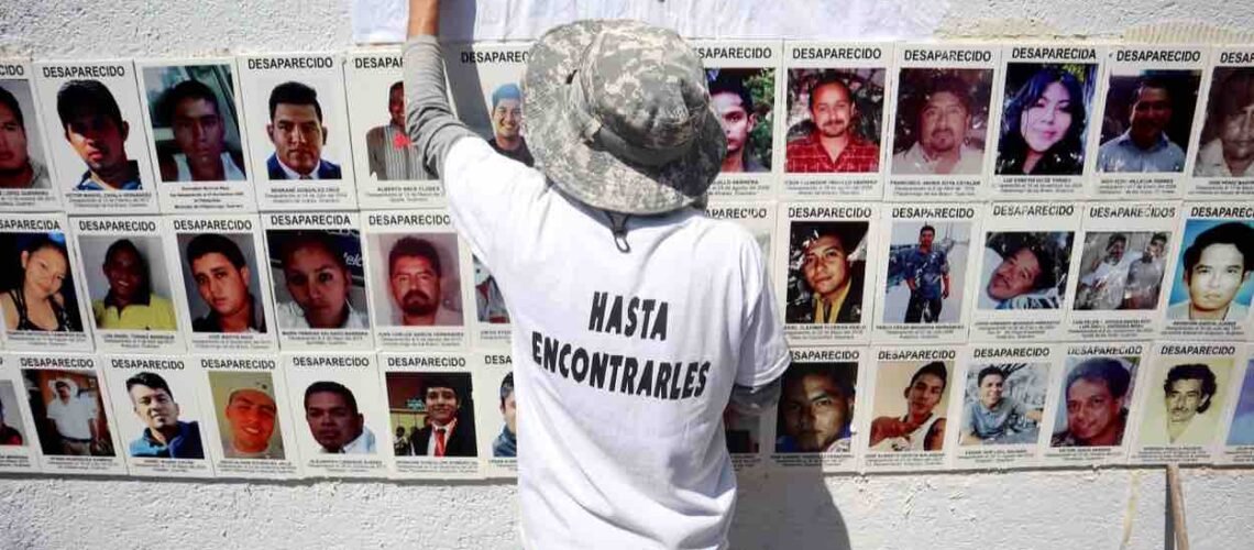Familiares de desaparecidos protestan durante desfiles militares en Guerrero, Chiapas y Ciudad de México