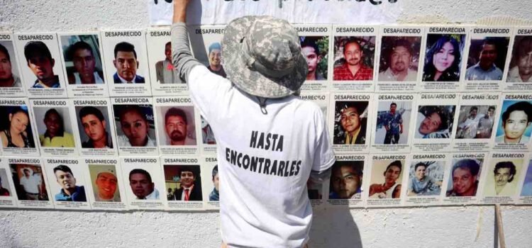 Familiares de desaparecidos protestan durante desfiles militares en Guerrero, Chiapas y Ciudad de México