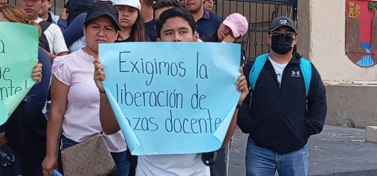 Aspirantes a docentes exigen transparencia en convocatorias para plazas en Chiapas