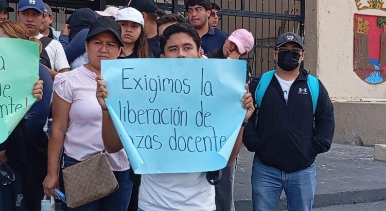 Aspirantes a docentes exigen transparencia en convocatorias para plazas en Chiapas