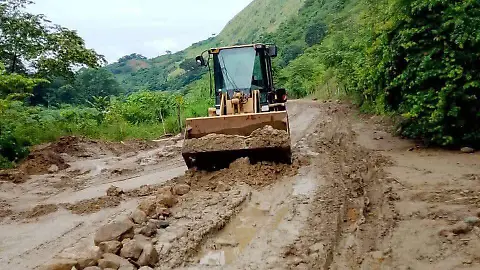 Atienden desgajamiento de tierra en San José Chiapas Atienden desgajamiento de tierra en San José Chiapas