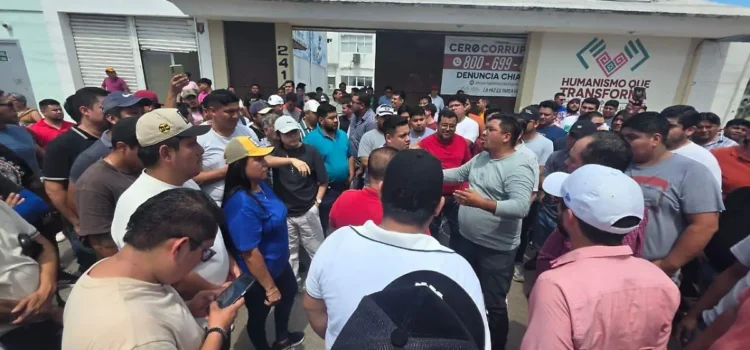 Conductores de plataformas bloquean frente de la Secretaría de Movilidad en Tuxtla