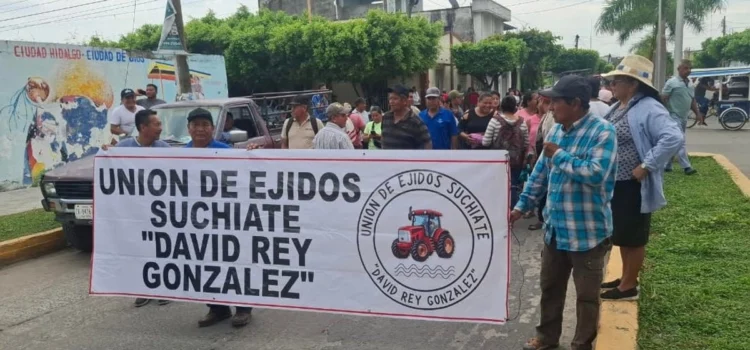 Campesinos en Chiapas bloquean aduana de frontera con Guatemala