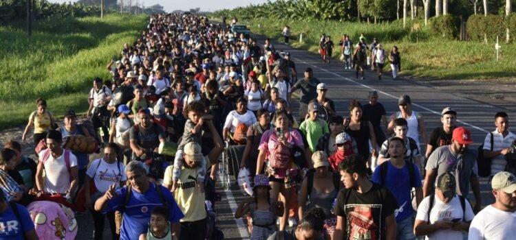 Migrantes cubanos avanzan en pequeños grupos por Chiapas tras colapso de una nueva caravana