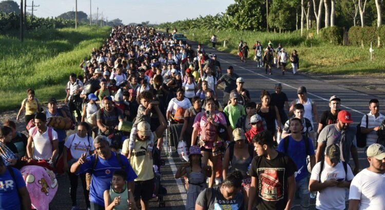 Migrantes cubanos avanzan en pequeños grupos por Chiapas tras colapso de una nueva caravana