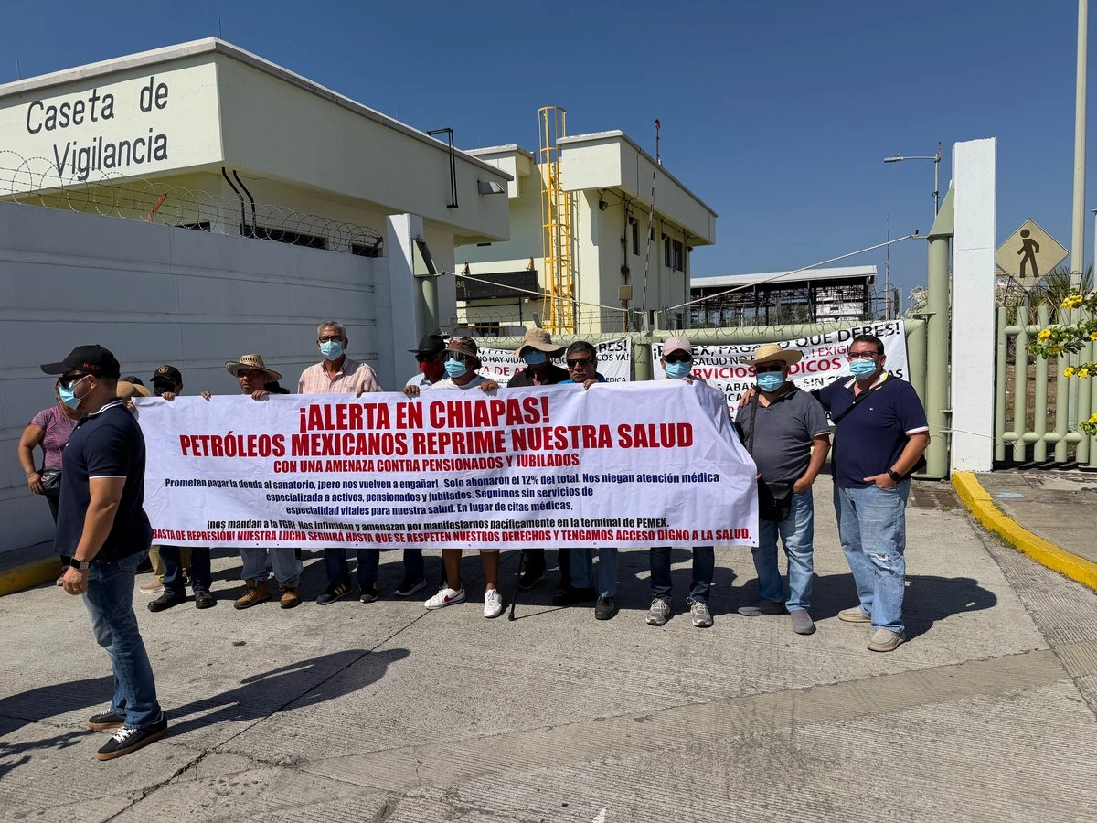 Trabajadores de Pemex bloquean planta de Puerto Chiapas