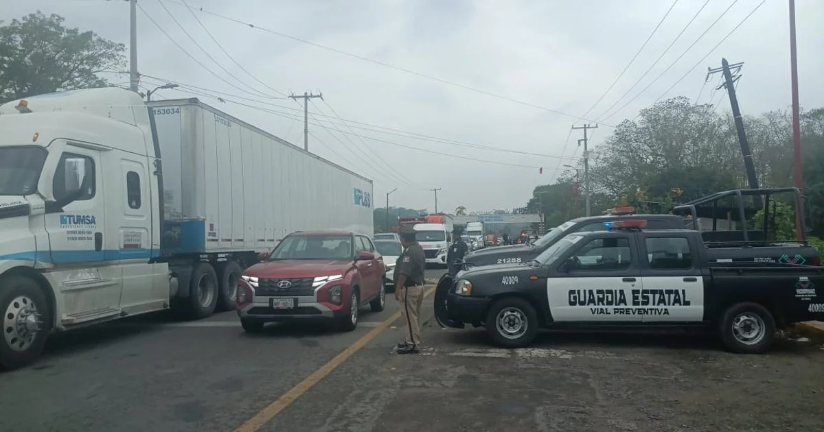 Desalojan a pobladores que bloqueaban carretera exigiendo justicia por muerte de estudiante en Chiapas